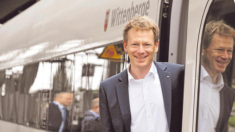 Es läuft nicht bei der Bahn, doch der Vorstandsvorsitzende Richard Lutz ist überzeugt, dass er den Schienenkonzern durch ein Sanierungsprogramm wieder flottbekommt. Es läuft nicht bei der Bahn, doch der Vorstandsvorsitzende Richard Lutz ist überzeugt, dass er den Schienenkonzern durch ein Sanierungsprogramm wieder flottbekommt.
