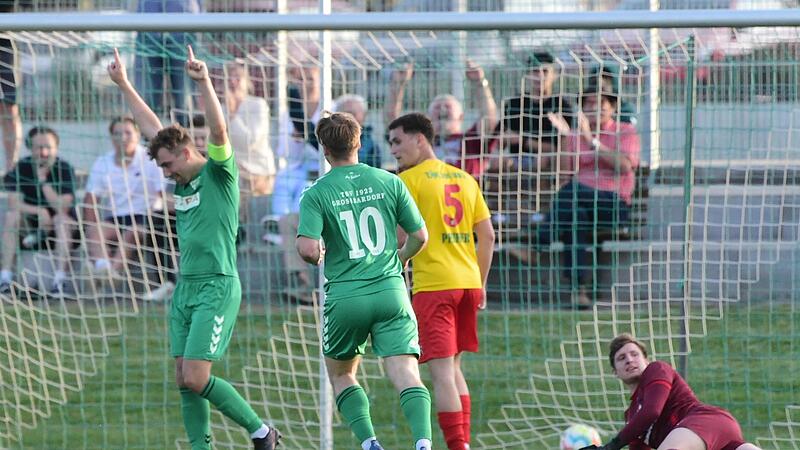Kapit&auml;n Xaver M&uuml;ller (links) hat im Relegationshinspiel gegen die DJK Don Bosco Bamberg gerade den 4:1-Endstand erzielt und rei&szlig;t die Arme zum Jubeln nach oben.
