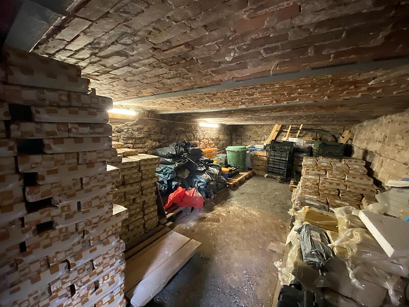 Der Gew&ouml;lbekeller befindet sich hinter dem Haus. Dort werden die Tonnen an Ton gelagert.