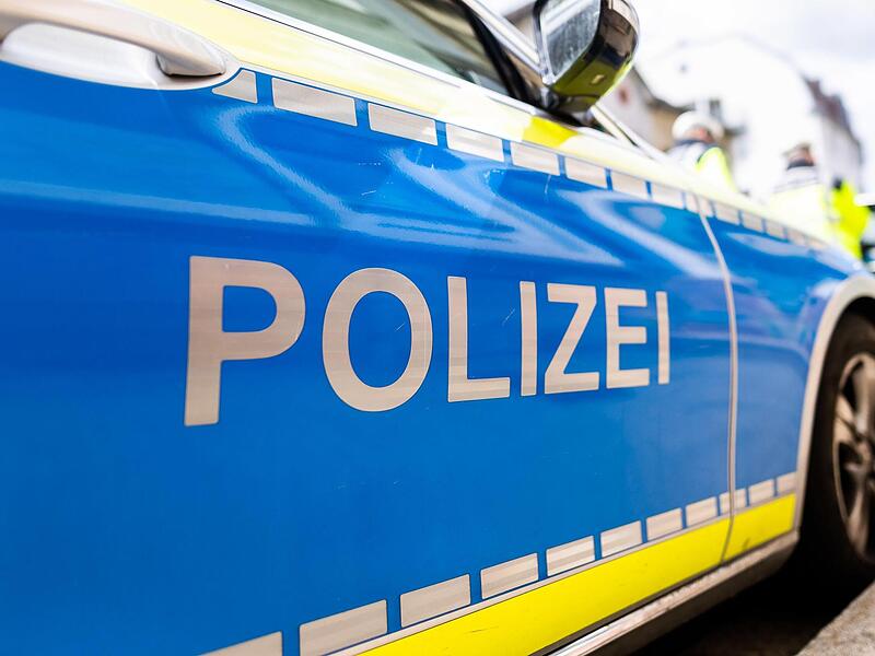 Die Polizei Ebermannstadt ermittelt in einem Fall, in dem Kinder aus einem Fahrzeug heraus fotografiert wurden.Forchheim & Fränkische Schweiz Die Polizei Ebermannstadt ermittelt in einem Fall, in dem Kinder aus einem Fahrzeug heraus fotografiert wurden.Forchheim & Fränkische Schweiz