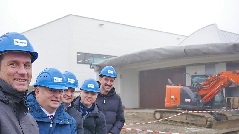 Den Spatenstich für die neue Nipro-Werkshalle nahmen vor (von links) René Schlembach (kaufmännischer Leiter), Landrat Thomas Bold, Bürgermeister Michael Kastl, Nipro-Geschäftsführer Münnerstadt Markus Maßmann und Architekt Dominik Wukowjac. Den Spatenstich für die neue Nipro-Werkshalle nahmen vor (von links) René Schlembach (kaufmännischer Leiter), Landrat Thomas Bold, Bürgermeister Michael Kastl, Nipro-Geschäftsführer Münnerstadt Markus Maßmann und Architekt Dominik Wukowjac.