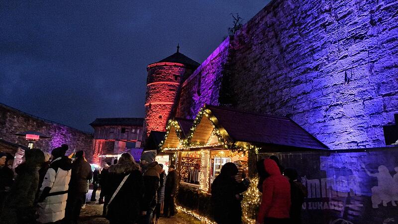 In der Dunkelheit entfaltet die Festungsweihnacht ein ganz besonderes Ambiente.