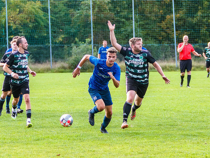 Der Doppel-Torschütze Julian Kolb vom VfB Kulmbach (links) stürmt dem Lindauer Tor entgegen. Michel Dippold von der TDC-„Zweiten“ reklamiert auf Abseits, was der Schiedsrichter Markus Burkard (hinten) auch pfeift.