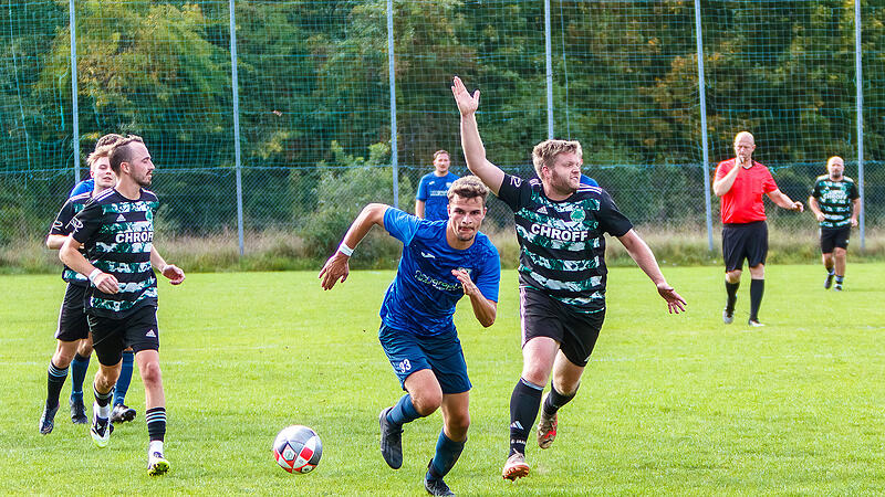 Der Doppel-Torschütze Julian Kolb vom VfB Kulmbach (links) stürmt dem Lindauer Tor entgegen. Michel Dippold von der TDC-„Zweiten“ reklamiert auf Abseits, was der Schiedsrichter Markus Burkard (hinten) auch pfeift.