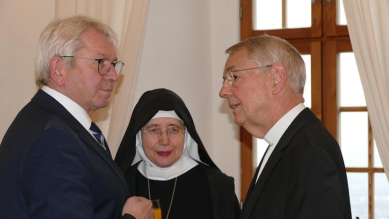 Landrat Johann Kalb und Erzbischof emeritus Ludwig Schick mit der neuen Verdienstmedaillenträgerin Schwester Mechthild Thürmer. Landrat Johann Kalb und Erzbischof emeritus Ludwig Schick mit der neuen Verdienstmedaillenträgerin Schwester Mechthild Thürmer.