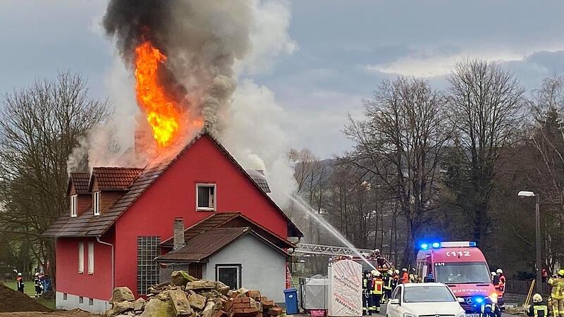 Bei einem Brand in Maßbach ist der Jugendraum vernichtet worden. Auch das Vereinsheim des MC Hangmen Alemania wurde in Mitleidenschaft gezogen. Die Ermittlungen nach der Brandursache laufen. Bei einem Brand in Maßbach ist der Jugendraum vernichtet worden. Auch das Vereinsheim des MC Hangmen Alemania wurde in Mitleidenschaft gezogen. Die Ermittlungen nach der Brandursache laufen.