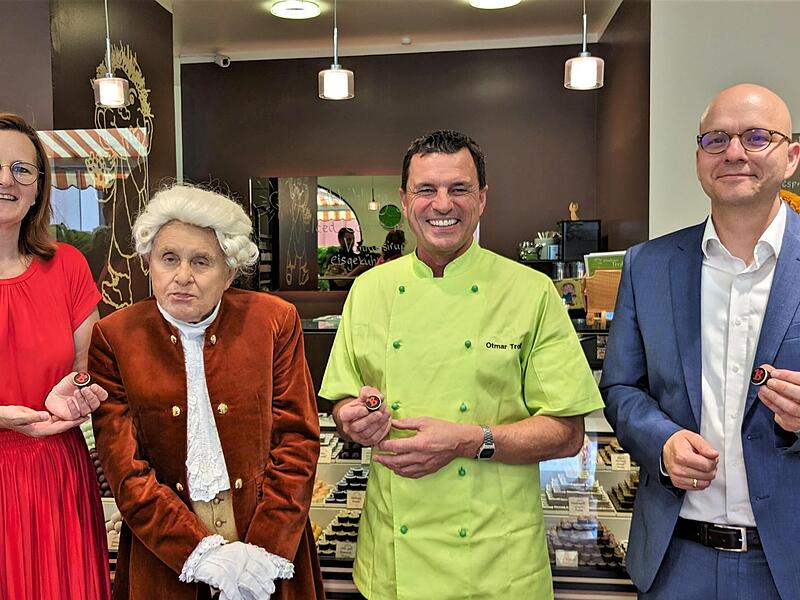 Chocolatier Otmar Troll (2. von rechts) lie&szlig; Kurdirektorin Sylvie Thormann und Oberb&uuml;rgermeister Dirk Vogel in Anwesenheit von Apotheker Georg Anton Boxberger (Erwin Back) die ersten Rakoczyfest-Pralinen des Jahres 2023 probieren.