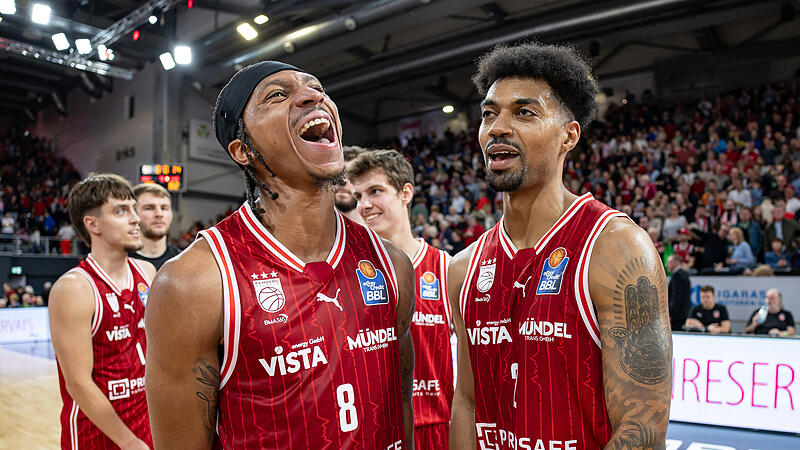 Demarcus Demonia (links) freute sich gemeinsam mit Kapitän Ibi Watson diebisch über den Heimsieg gegen Chemnitz. Demonia wird auch in der kommenden Saison für Bamberg auflaufen. Demarcus Demonia (links) freute sich gemeinsam mit Kapitän Ibi Watson diebisch über den Heimsieg gegen Chemnitz. Demonia wird auch in der kommenden Saison für Bamberg auflaufen.