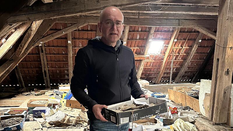 Christian Pl&auml;tzer auf dem Dachboden der Synagoge. Hier wurden &Uuml;berreste unz&auml;hliger j&uuml;discher Schriften, Gebetsb&uuml;cher und Bibeln entdeckt.