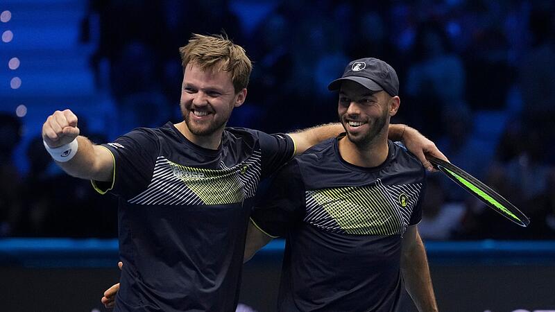 Der Coburger Kevin Krawietz (links) und Tim Pütz feiern nach ihrem Sieg im Doppel-Finale der ATP World Tour.