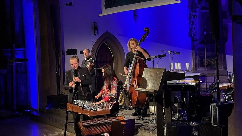 Quadro Nuevo mit Andreas Hinterseher (Vibrandoneon), Mulo Francel (Klarinette), Didi Lowka (Kontrabass), Izabella Effenberg (Glasharfe) in Herzogenaurach.