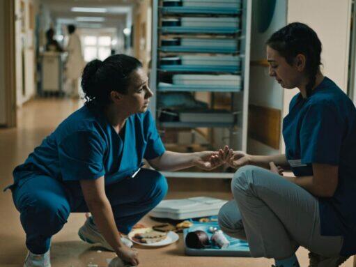 Im Film "Teresa, Station B" geht es um eine Krankenpflegerin, die zwischen famili&auml;re Verantwortung und die Versorgung schwerkranker Patientinnen und Patienten  ger&auml;t.