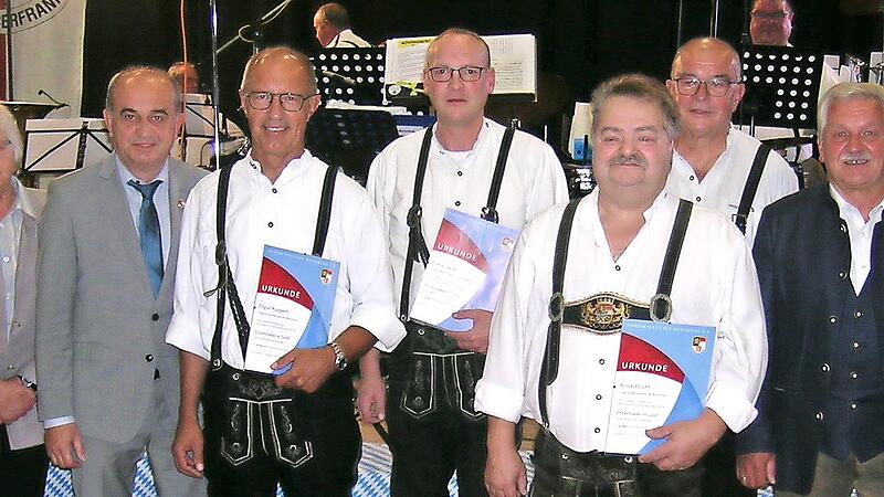 Beim ORB standen Ehrungen für 40 sowie 50 Jahre aktives Musizieren an: (von links) Daniel Grüdl, Karin Ritter, Thomas Kolb, Edgar Ruppert (50 Jahre), Frank Jakob (40 Jahre), Ronald Licht (50 Jahre), Dirigent Klaus Schnappauf, Wolfgang Müller und L... Beim ORB standen Ehrungen für 40 sowie 50 Jahre aktives Musizieren an: (von links) Daniel Grüdl, Karin Ritter, Thomas Kolb, Edgar Ruppert (50 Jahre), Frank Jakob (40 Jahre), Ronald Licht (50 Jahre), Dirigent Klaus Schnappauf, Wolfgang Müller und L...