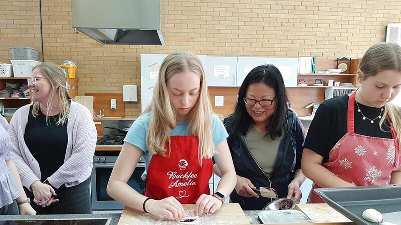 Kursleiterin Li-Lin Hummitzsch (2. von rechts) zeigt den Teilnehmern des Sushi-Kochkurses die Handgriffe. Die Teilnehmer des Volkshochschulkurses &bdquo;Sushi&ldquo; lernten 2023 Schritt f&uuml;r Schritt alles &uuml;ber das Trendgericht aus Japan. Auch heuer ist der Ku...