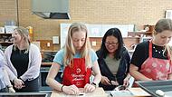 Kursleiterin Li-Lin Hummitzsch (2. von rechts) zeigt den Teilnehmern des Sushi-Kochkurses die Handgriffe. Die Teilnehmer des Volkshochschulkurses „Sushi“ lernten 2023 Schritt für Schritt alles über das Trendgericht aus Japan. Auch heuer ist der Ku...