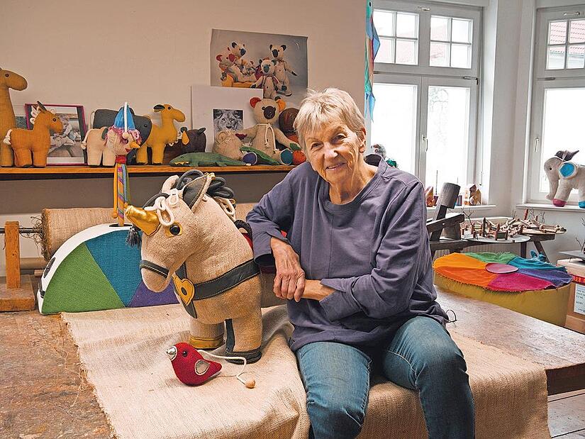 Renate Müller in ihrem Atelier mit einem Rupfen-Einhorn.