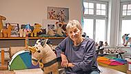 Renate Müller in ihrem Atelier mit einem Rupfen-Einhorn.