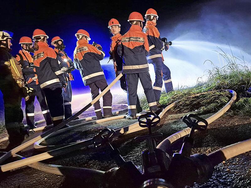 Action pur: Beim Berufsfeuerwehrtag im Oktober durfte ein kleines Feuer gelöscht werden.