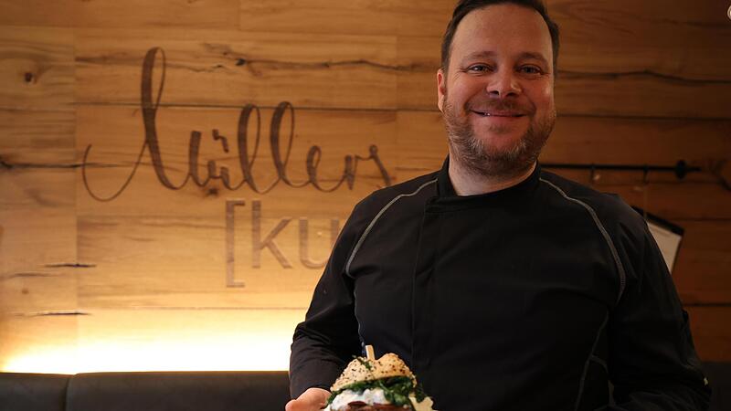 Der türkische Burger, den sich Jonas Müller von Müllers KU als Spenden-Burger für Erdbebenopfer in der Türkei ausgedacht hat, ist eine Besonderheit. Der türkische Burger, den sich Jonas Müller von Müllers KU als Spenden-Burger für Erdbebenopfer in der Türkei ausgedacht hat, ist eine Besonderheit.