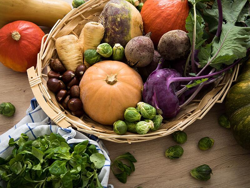 Verschiedene Herbst- und Wintergem&uuml;se liegen in einer K&uuml;che