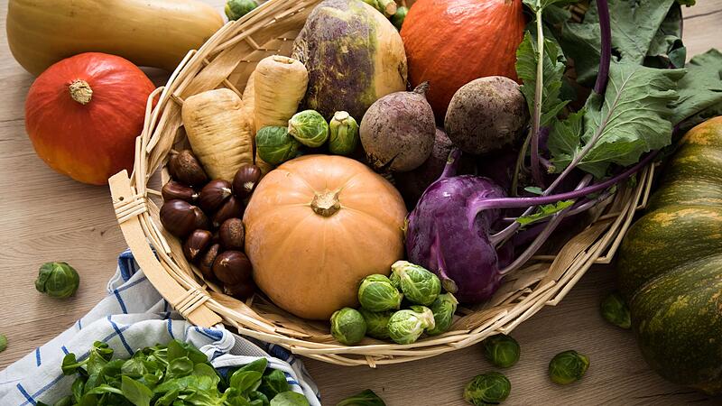 Verschiedene Herbst- und Wintergem&uuml;se liegen in einer K&uuml;che