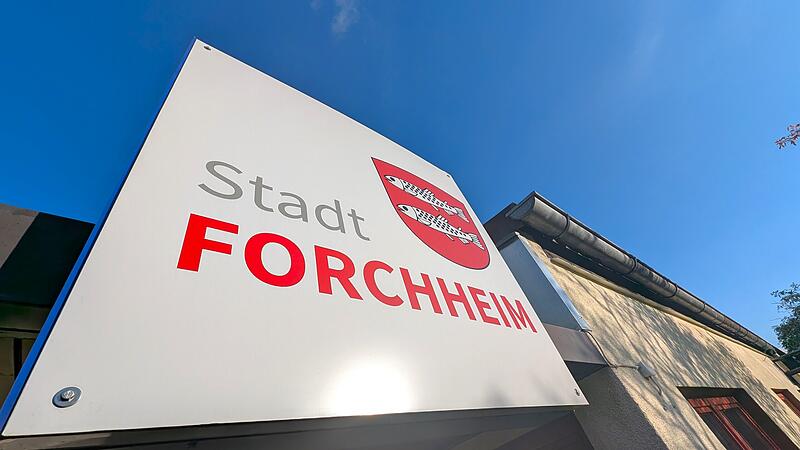 17 Millionen Euro. In Worten: siebzehnmillionen. So viel Geld bekommt Forchheim &uuml;ber Schl&uuml;sselzuweisungen vom Freistaat, hinzu kommen weitere drei Millionen &uuml;ber das Sonderverm&ouml;gen des Bundes. Doch ganz zufrieden zeigt sich Forchheims Oberhaupt trotzdem nicht.