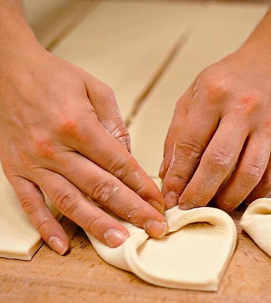 Backen ist Handwerk – und bleibt es auch, so die Gewerkschaft NGG Oberfranken. Künstliche Intelligenz (KI) mache der Handarbeit keine Konkurrenz.NGG Backen ist Handwerk – und bleibt es auch, so die Gewerkschaft NGG Oberfranken. Künstliche Intelligenz (KI) mache der Handarbeit keine Konkurrenz.NGG
