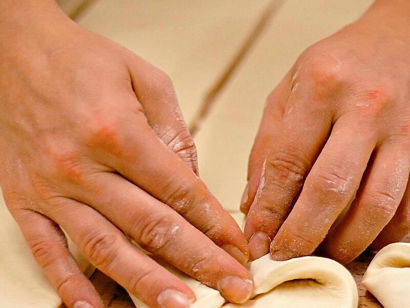 Backen ist Handwerk – und bleibt es auch, so die Gewerkschaft NGG Oberfranken. Künstliche Intelligenz (KI) mache der Handarbeit keine Konkurrenz.NGG Backen ist Handwerk – und bleibt es auch, so die Gewerkschaft NGG Oberfranken. Künstliche Intelligenz (KI) mache der Handarbeit keine Konkurrenz.NGG