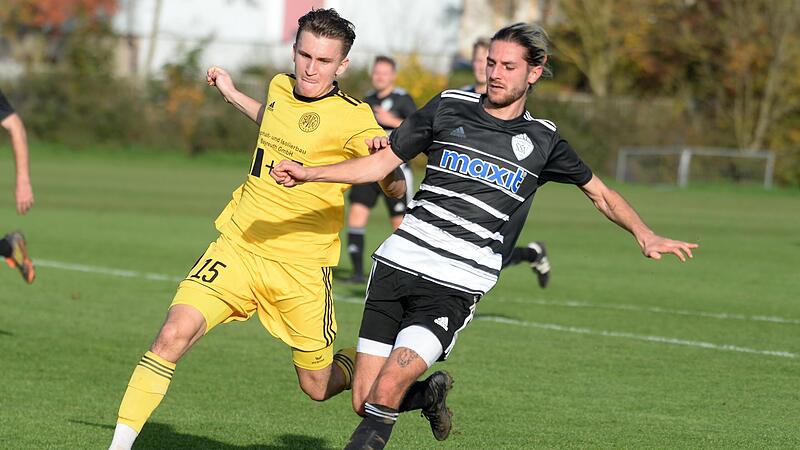 Dorian Carl  (re., hier im Spiel gegen die SpVgg Bayreuth II) ist von seinem Auslandsaufenthalt zur&uuml;ck und steht dem SSV Kasendorf im restlichen Saisonverlauf wieder zur Verf&uuml;gung. Auch beim Rundschau-Cup ist Carl dabei und trifft auf den TSV 08 K...