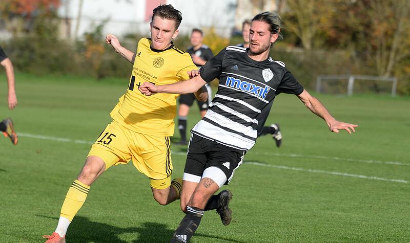 Dorian Carl  (re., hier im Spiel gegen die SpVgg Bayreuth II) ist von seinem Auslandsaufenthalt zur&uuml;ck und steht dem SSV Kasendorf im restlichen Saisonverlauf wieder zur Verf&uuml;gung. Auch beim Rundschau-Cup ist Carl dabei und trifft auf den TSV 08 K...