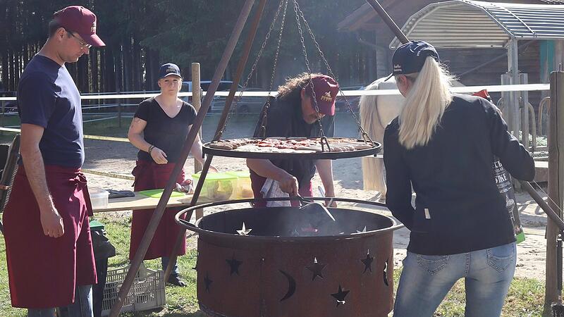 Beim Willkommensfest gab es auch Deftiges vom Grill.