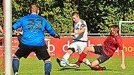 Der Mistelfelder Timo Gieger (links) kommt zum Schuss und l&auml;sst den Baiersdorfer Oliver Thein ins Leere gr&auml;tschen. Am Ende setzten sich die Mistelfelder souver&auml;n mit 4:1 durch. Gunther Czepera