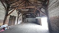 Stand jetzt soll das alte Güterbahnhofsgebäude für die Uni und die Verkehrstangente weichen. Unser Bild zeigt einen Blick in die östliche Lagerhalle des Bahnhofs