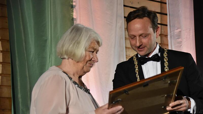 B&uuml;rgermeister Robert Bosch &uuml;berreicht Marianne Seu&szlig; die Gemeindemedaille nebst Urkunde.