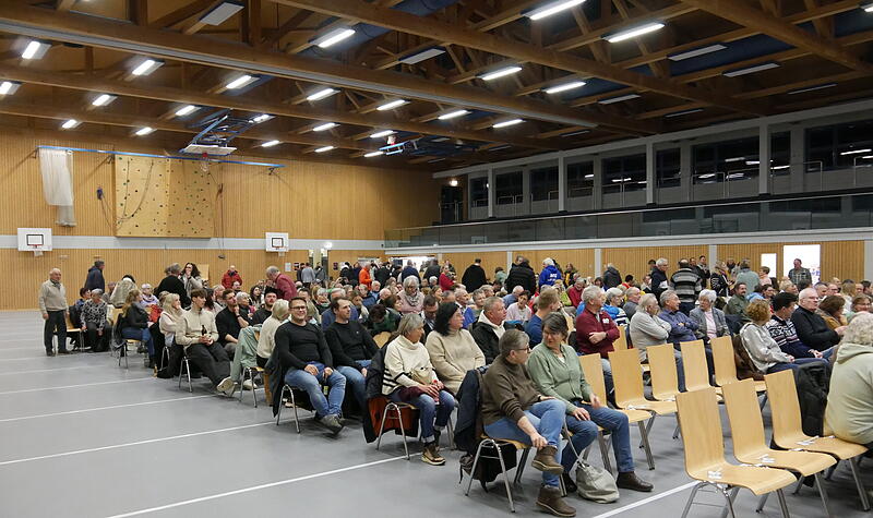 Immer mehr Zuschauer kommen.