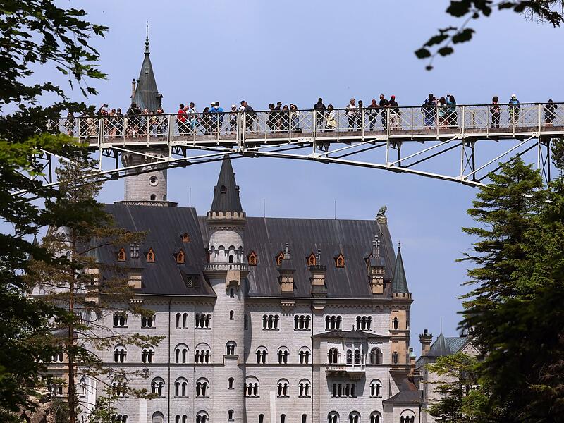 Touristen bei Schloss Neuschwanstein