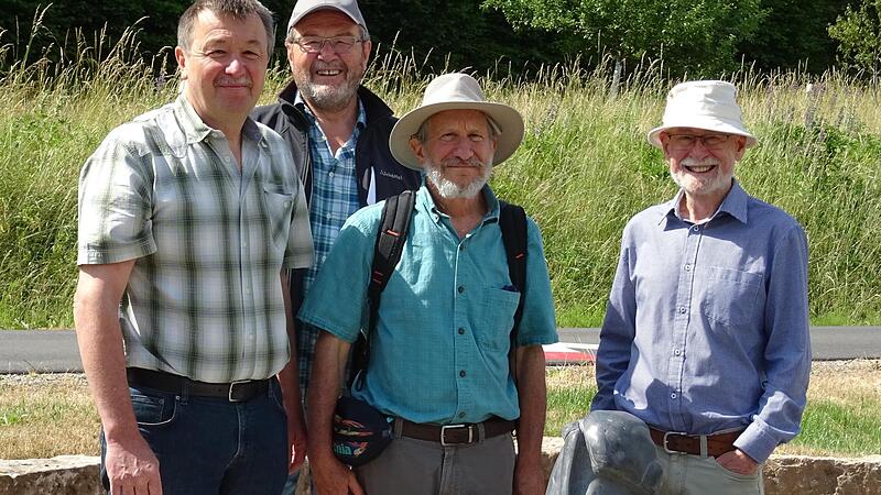 Nat&uuml;rlich stattete die Gruppe um Aaron Liston auch dem Riedenberg Gedenkort einen Besuch ab. Im Bild (von links): B&uuml;rgermeister Roland R&ouml;mmelt, Joachim Hartling, Aaron Listen und Gerwin Kellermann