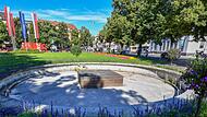 Der Brunnen am Schönleinsplatz ist mit herrlich bepflanzten Rabatten schmuck arrangiert, doch ihm selbst fehlt das flüssige Nass.