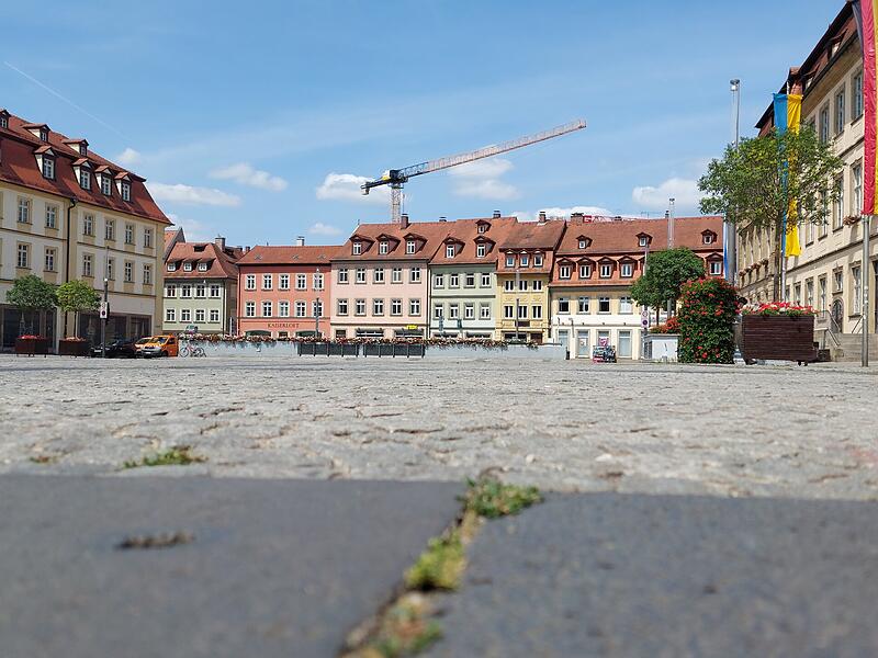 Maxplatz Bamberg Hitzecheck Seit vielen Jahren streitet Bamberg darüber, wie der Maxplatz besser begrünt werden könnte, um die Sommerhitze zu mildern.