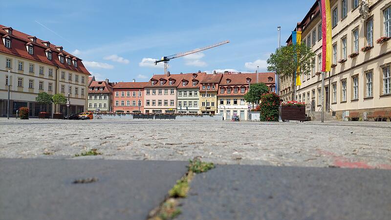 Maxplatz Bamberg Hitzecheck Seit vielen Jahren streitet Bamberg darüber, wie der Maxplatz besser begrünt werden könnte, um die Sommerhitze zu mildern.