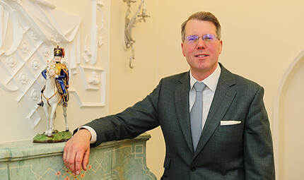 Hubertus Prinz von Sachsen-Coburg und Gotha in seinem Arbeitszimmer. Seit dem Tod seines Vaters Andreas im April 2025 ist er Chef des Hauses Sachsen-Coburg und Gotha.