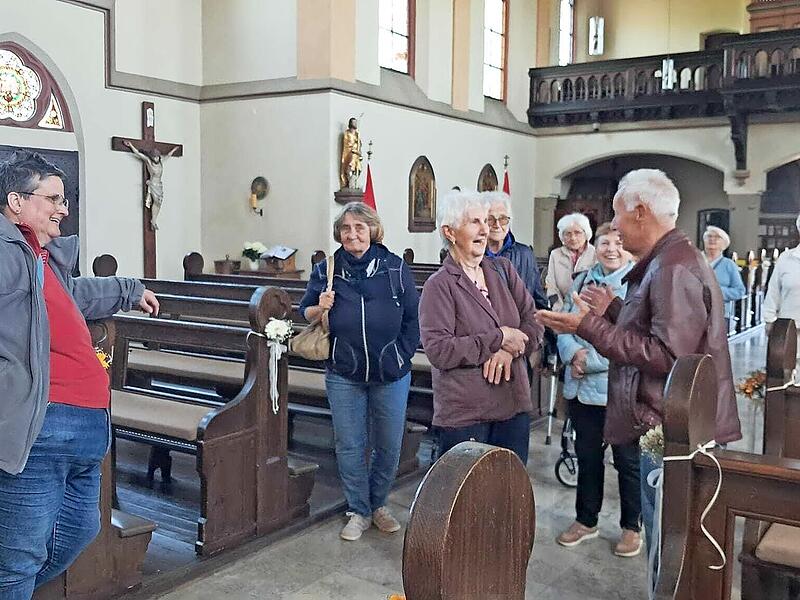 Die G&auml;ste der Lichtenfelser Kolpingsfamilie erfuhren viel Wissenswertes &uuml;ber die Schw&uuml;rbitzer Herz-Jesu-Kirche.