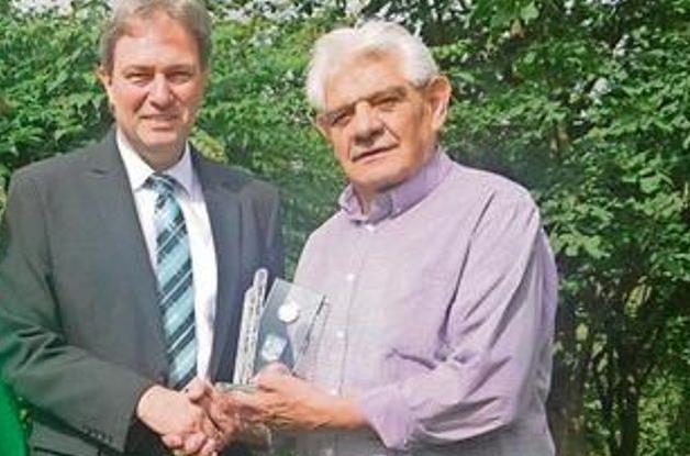 Gerhard Neubauer (rechts) mit Landrat Klaus Löffler (damals noch Steinbacher Bürgermeister) bei seinem 80. Geburtstag. Gerhard Neubauer (rechts) mit Landrat Klaus Löffler (damals noch Steinbacher Bürgermeister) bei seinem 80. Geburtstag.