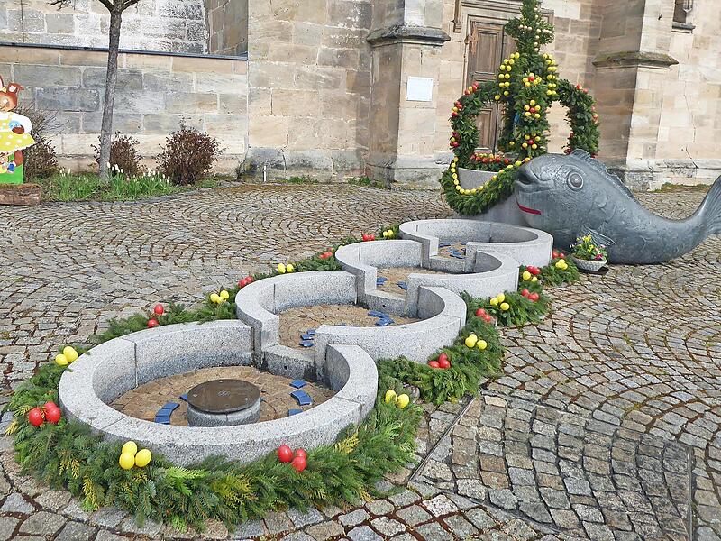 Der Trachtenverein Weilersbach verwandelte den Fischbrunnen am St.-Anna-Kirchplatz in einen Osterbrunnen.