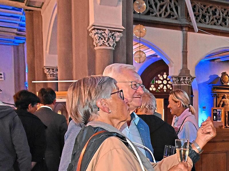Die Vernissage lockte am Donnerstagabend viele Besucher in die Petrikirche. Die Vernissage lockte am Donnerstagabend viele Besucher in die Petrikirche.