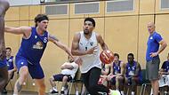 Im vergangenen Sommer waren die Frankfurter mit Coach Denis Wucherer in Strullendorf zu Gast. Booker Coplin (links, verteidigt den Ex-Bamberger Zach Copeland) ist in Frankfurt geblieben.