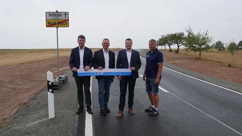 Innenstaatssekret&auml;r Sandro Kirchner, Landrat Mario G&ouml;tz, B&uuml;rgermeister Matthias Hauke und Steffen Kiesel vom Tiefbau auf der frisch ausgebauten Stra&szlig;e.
