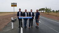 Innenstaatssekret&auml;r Sandro Kirchner, Landrat Mario G&ouml;tz, B&uuml;rgermeister Matthias Hauke und Steffen Kiesel vom Tiefbau auf der frisch ausgebauten Stra&szlig;e.