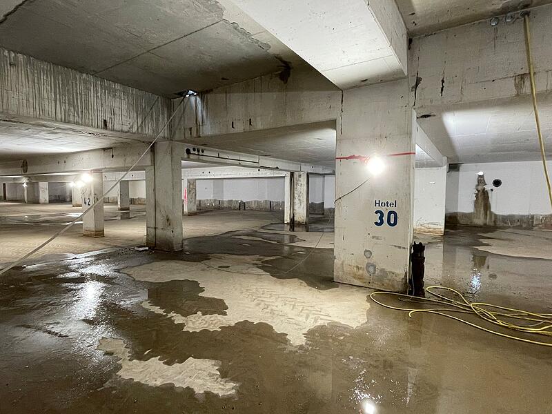 Blick in die Tiefgarage. Sie ist der einzige Geb&auml;udeteil des fr&uuml;heren Kurhaushotel-Komplexes, der nicht abgerissen wurde. Sie ist gegen Auftrieb gesichert und muss innen renoviert werden.