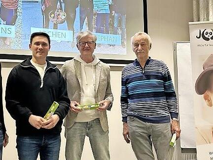 Timo Krambo (von links) und Hans Krambo (rechts) bedanken sich bei Stephan Lips und Jochen Bock f&uuml;r ihr besonderes Engagement.